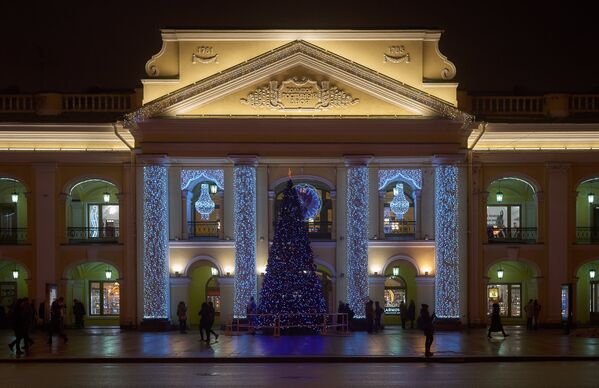 Новогодняя иллюминация на фасаде Большого гостиного двора в Санкт-Петербурге