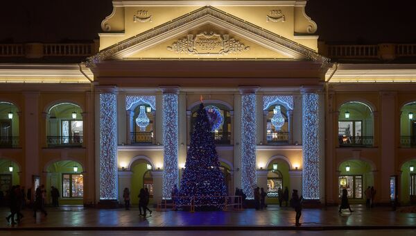 Новогодняя иллюминация на фасаде Большого гостиного двора в Санкт-Петербурге