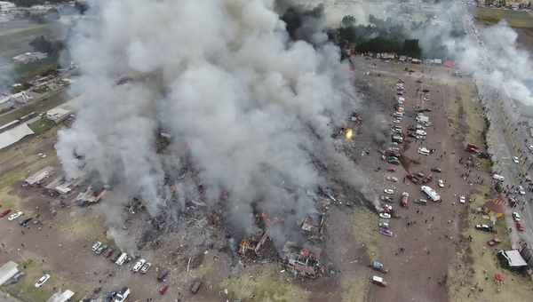 Последствия взрыва на рынке пиротехники в Мексике. 20 декабря 2016. Архивное фото