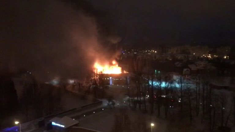 Пожар в фитнес-клубе на северо-западе Москвы. Съемка очевидца Пожар в фитнес-клубе на северо-западе Москвы. Съемка очевидца