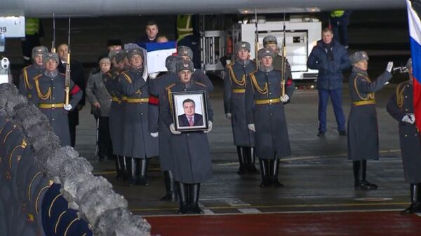 В Москве встретили самолет с телом посла России в Турции Андрея Карлова В Москве встретили самолет с телом посла России в Турции Андрея Карлова