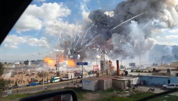 Сотни фейерверков в небе и столб дыма - в Мексике взорвался рынок пиротехники