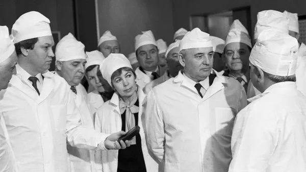 Михаил Горбачев и Раиса Горбачева с сотрудниками Чернобыльской АЭС