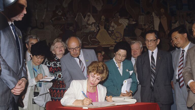 Раиса Максимовна Горбачев во время экскурсии по городу Шанхаю. 1989 год