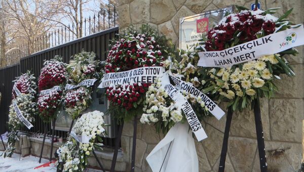 Венки и цветы у посольства РФ в Анкаре