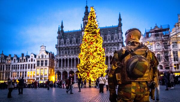 Военнослужащий у рождественского базара на площади в Брюсселе, Бельгия