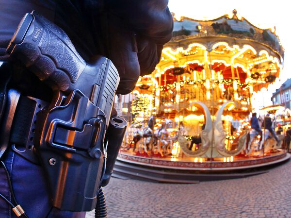 Сотрудник полиции охраняет рождественскую ярмарку во Франкфурте