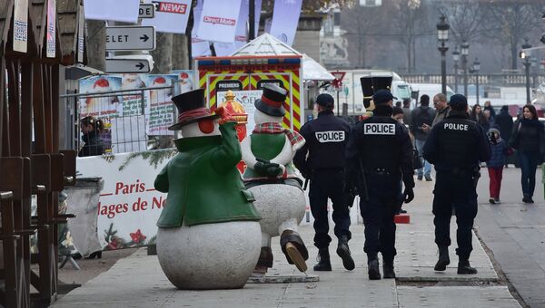 Сотрудники полиции патрулируют рождественскую ярмарку в Париже. Архивное фото