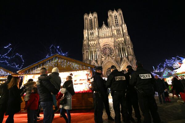 Сотрудники полиции следят за безопасностью на рождественской ярмарке в Реймсе