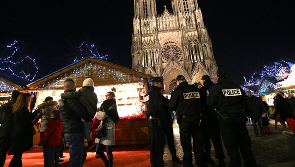 Сотрудники полиции следят за безопасностью на рождественской ярмарке в Реймсе
