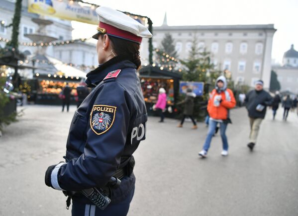 Сотрудница полиции следит за безопасностью на рождественском базаре в Зальцбурге, Австрия