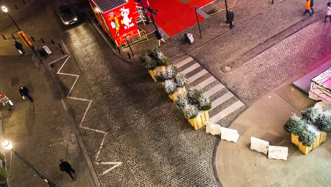 Бетонные блоки у входа на рождественский базар в Брюсселе