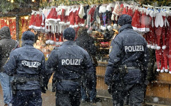 Сотрудники полиции следят за безопасностью на рождественской ярмарке в Вене