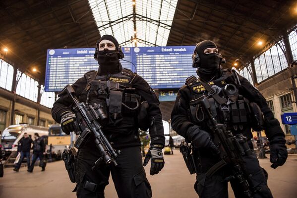 Сотрудники полиции следят за безопасностью на вокзале в Будапеште, Венгрия