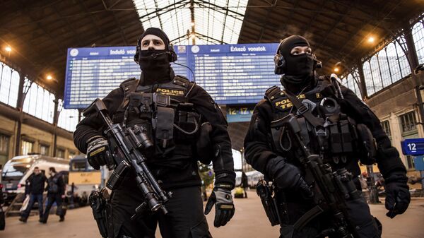 Сотрудники полиции следят за безопасностью на вокзале в Будапеште, Венгрия