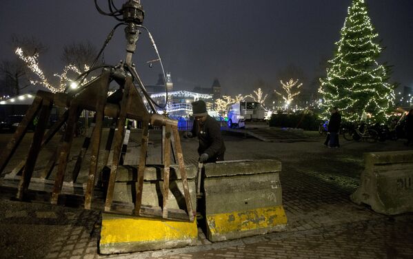 Установка бетонных блоков у входа на рождественский базар в Амстердаме