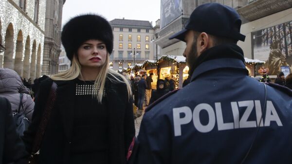 Сотрудник полиции на рождественском базаре в Милане