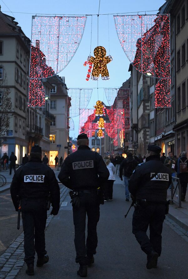 Сотрудники полиции патрулируют улицы Страсбурга, Франция