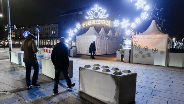 Бетонные блоки у входа на рождественский базар в Гамбурге, Германия