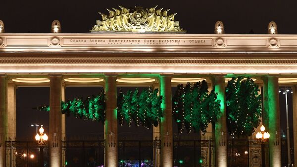 Открытие горизонтальной новогодней елки в Парке Горького