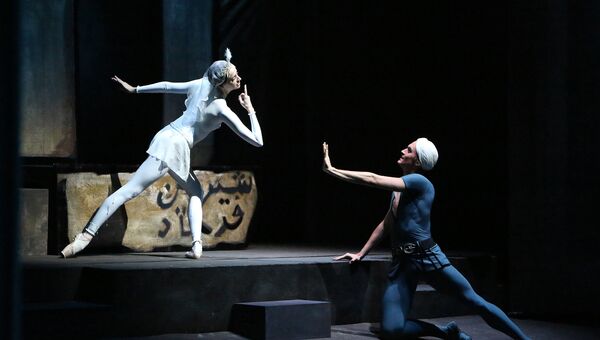 Анна Никулина и Денис Родькин в спектакле Легенда о любви. Архивное фото