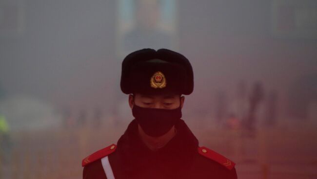 Военный на площади Тяньаньмэнь в Пекине во время смога