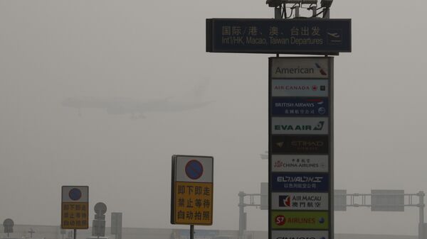 Пассажирский самолет во время посадки в международном аэропорту Пекина