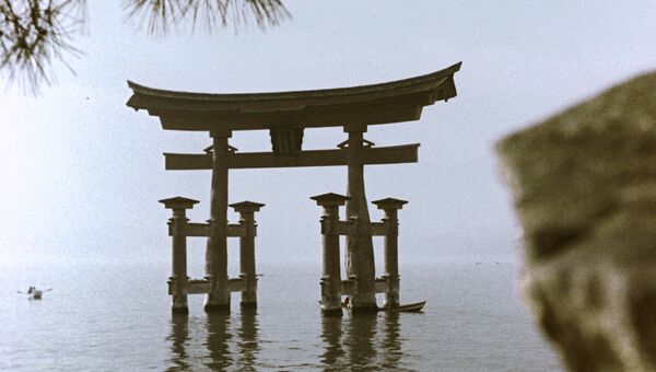 Храмовые ворота на острове Миядзима в Японии