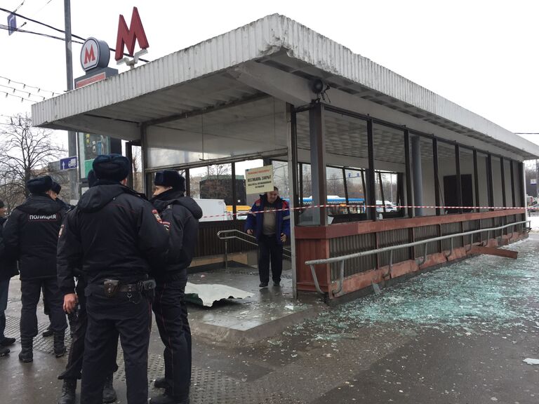 Полицейские у метро Коломенское, где раздался хлопок. 22 декабря 2016