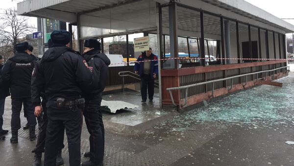 Полицейские у метро Коломенское, где раздался хлопок. 22 декабря 2016
