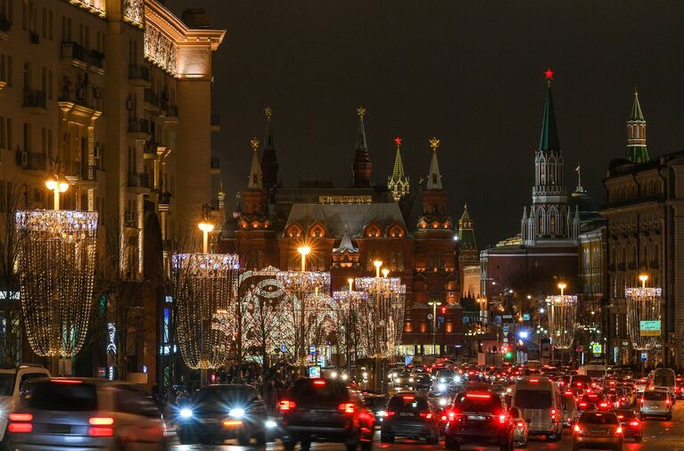 Новогодняя иллюминация на Тверской улице в Москве