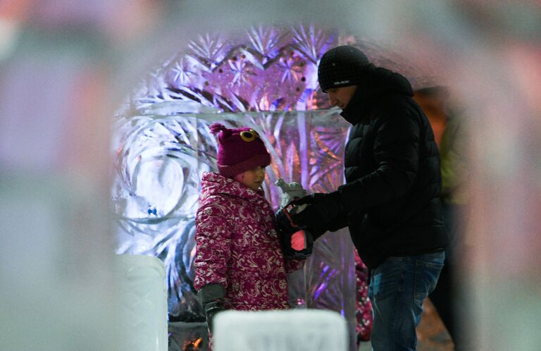 Люди в парке на Тверском бульваре в Москве