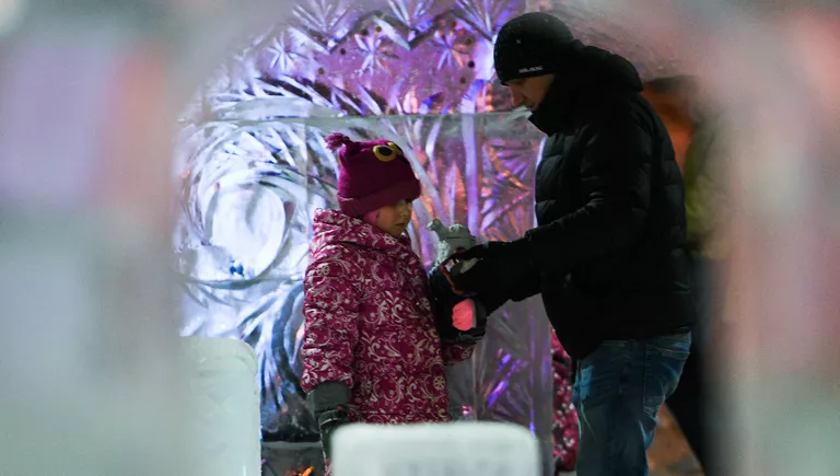 Люди в парке на Тверском бульваре в Москве Люди в парке на Тверском бульваре в Москве