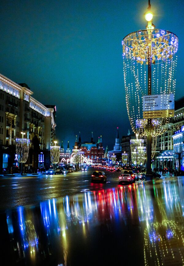 Новогодняя иллюминация в виде бокалов шампанского на Тверской улице в Москве