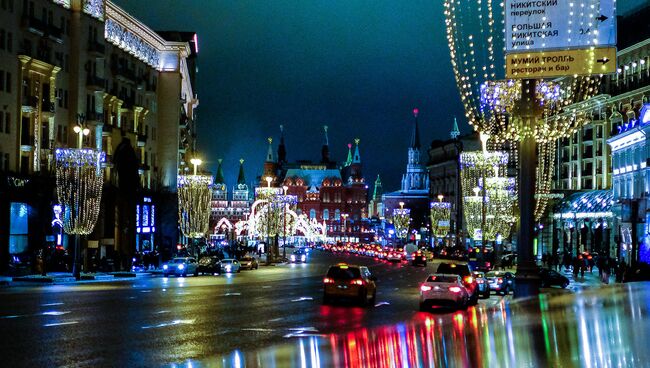 Новогодняя иллюминация в виде бокалов шампанского на Тверской улице в Москве