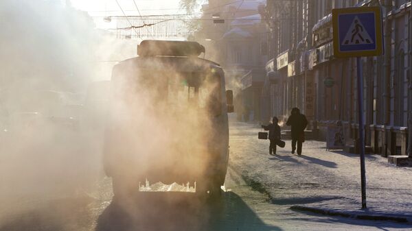 Автобус на улице в морозную погоду. Архивное фото