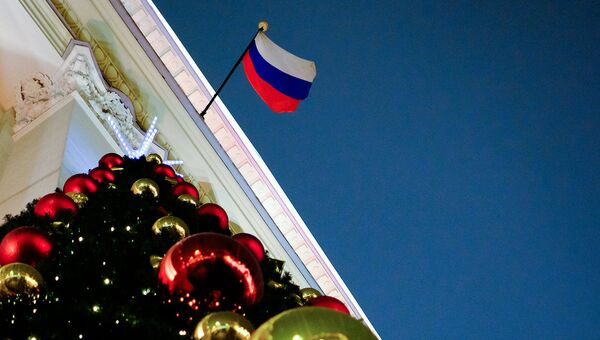 Новогодняя ель возле здания мэрии на Тверской улице в Москве