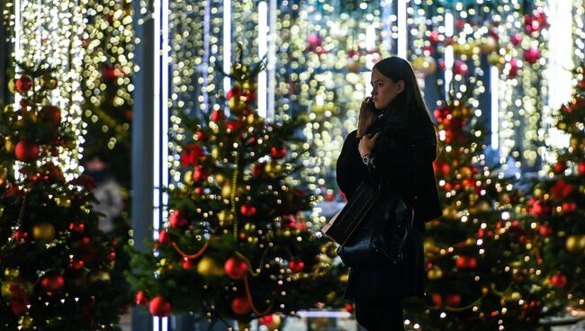 Рождественский базар на улице Петровка в Москве. Архивное фото