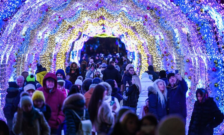 Люди в парке на Тверском бульваре в Москве