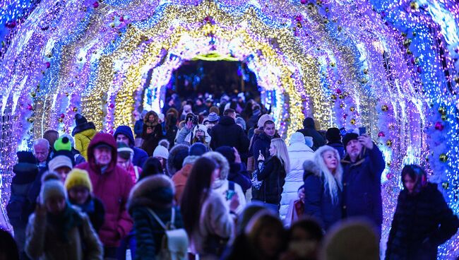 Люди в парке на Тверском бульваре в Москве. Архивное фото