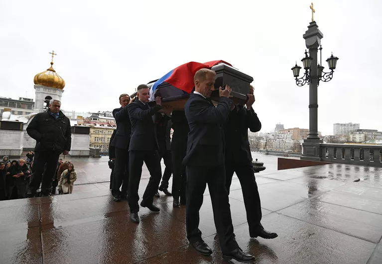 Траурная процессия у храма Христа Спасителя, где состоится отпевание посла РФ в Турции Андрея Карлова Траурная процессия у храма Христа Спасителя, где состоится отпевание посла РФ в Турции Андрея Карлова