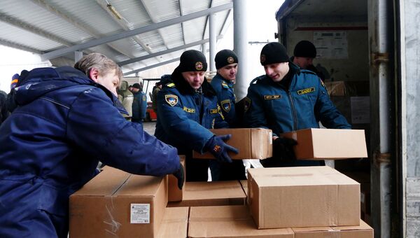 Сотрудники МЧС ДНР разгружают автомобиль с гуманитарной помощью для жителей Донбасса в Донецке. Архивное фото
