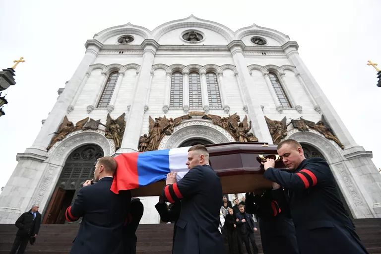Траурная процессия у храма Христа Спасителя, где прошло отпевание посла РФ в Турции Андрея Карлова Траурная процессия у храма Христа Спасителя, где прошло отпевание посла РФ в Турции Андрея Карлова
