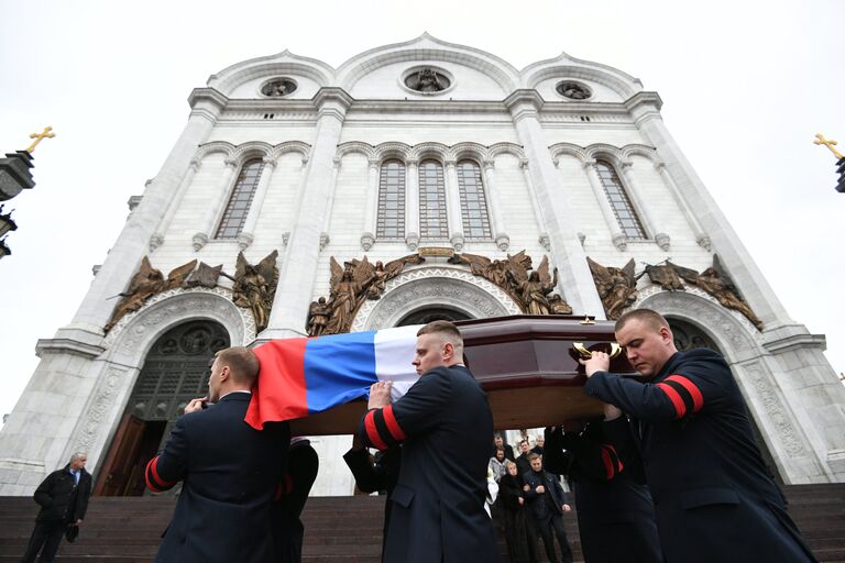 Траурная процессия у храма Христа Спасителя, где прошло отпевание посла РФ в Турции Андрея Карлова