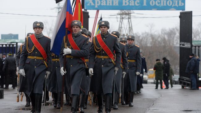 Почетный караул на церемонии похорон посла России в Турции Андрея Карлова на Химкинском кладбище в Москве. 22 декабря 2016