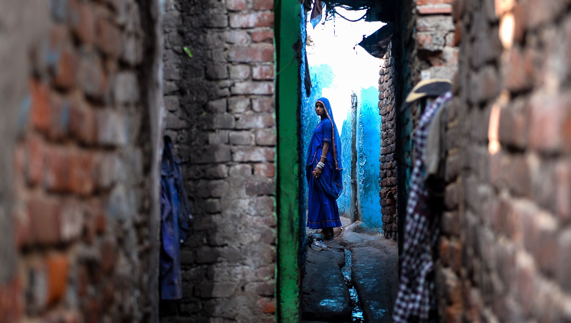 Индийская женщина возле дома в Kathputli Colony, Нью-Дели. Архивное фото - РИА Новости, 1920, 07.08.2018