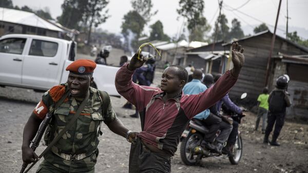 Полицейский задерживает человека в Республике Конго