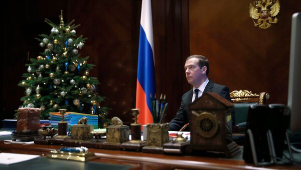 Председатель правительства РФ Дмитрий Медведев перед началом встречи с временно исполняющим обязанности губернатора Калининградской области Антоном Алихановым. 22 декабря 2016