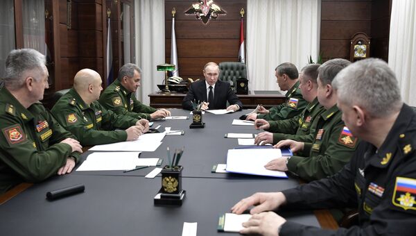 Президент России Владимир Путин во время совещания с командующими войсками военных округов РФ в министерстве обороны РФ в Москве