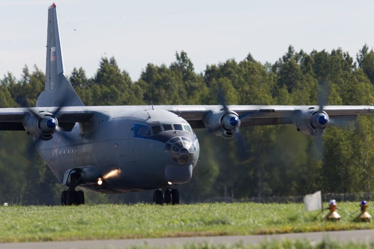 Самолет Ан-12 на торжественных мероприятиях, приуроченных к празднованию дня воздушного флота РФ на военном аэродроме Левашово